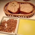 タワシタ - 自家製デュッカとオリーブオイルでいただくパン