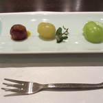 えさき - ブドウのデザートです。左はブラックビートという品種をオーブンして食用ほおずきのソースを。右二つはシャインマスカットのコンポートと生のものです。