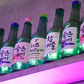 韓国ビール、焼酎、果実酒をご用意。雨の日はチヂミとマッコリを