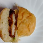 立石バーガー - チキンカツバーガー（断面）