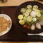 蕎麦 二天 - ぶっかけ すだち(茶) 1,000円、大盛200円、トッピング牡蠣 350円、そぼろごはん 250円(税込)