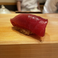 鮨 くりや川 - まずは一貫、塩釜の中トロ♡夏らしくさっぱりめですがきめ細やかでお上品な口触りだす♡