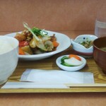 小さな食堂 ヒロ - 季節野菜と鶏肉の黒酢炒め定食 (税込)700円 ※正面から (2021.07.28)
