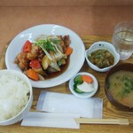 小さな食堂 ヒロ - 季節野菜と鶏肉の黒酢炒め定食 (税込)700円　(2021.07.28)