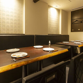 テーブル席の仕切りを取ると10名様1席の半個室にできます。
                                          
                                          
