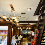 スマート珈琲店 - ◎店内は、木の温もりが感じられるレトロな雰囲気を醸し出している。