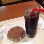 イタリアン・トマト カフェジュニア - アイスコーヒーはセットだと150円、チョコレートソフトクッキー150円