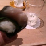 鮨　縁 - 〆鯖(大葉はさみ）握り海苔で巻く