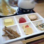 Hakata mabushi misora - ◆前菜6種・・「金平ごぼう」「だし巻き玉子・明太子添え」「鶏ハム」「トマト煮」「白和え」「玉子豆腐」など。 夫々味わいは普通ですが、品数があるのは嬉しい。