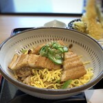 Hakata mabushi misora - ◆お味付けをして土鍋で炊いたご飯の上には、「対島の焼き穴子」が3切れ。 ご飯のお味付けが良く、穴子は少ないですがお味はいいですね。塩もみした胡瓜がいいアクセント。