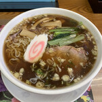 裕楽 - ラーメン。550円とは思えないボリューム。スープとメンマは好みが分かれそうな味。