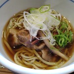 さかなどころ ともさき - 牛すじのせ真菰麵