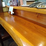 さかなどころ ともさき - 凄い一枚板のカウンター