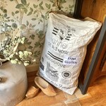 ラ ブランシュ エルミン - さすがフランス、蕎麦粉の袋もオシャレです