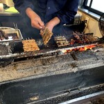 鳥峰うなぎ店 - 話を聞きながら出来上がりを待ちます