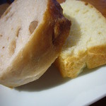 セルヴァッジョ - ローズマリーのフォカッチャ、胡桃パン