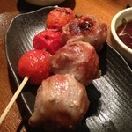 豚小家 - トマト串(150円)とトマト巻き(200円)
