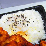 満点屋 - 唐揚げ弁当　６００円（税込）のご飯のアップ【２０２１年６月】