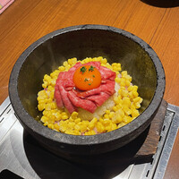 焼肉うしごろ 表参道店 - 和牛とトウモロコシの石焼ガーリックライス