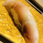 Sushi Oumi - 淡路島産の天然真鯛です。10日ほど寝かせているので、余分な水分が抜け、良い感じの旨味の塊に変化しておりました。