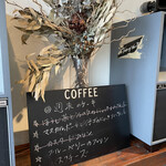 MINGUS COFFEE - ケーキのメニューも雰囲気ある〜