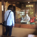 大原老舗 和多田店 - 店内での手焼き風景。(カミさんガン見)