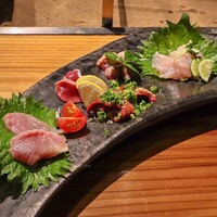 鶏一輪 - 刺身盛り合わせ(2人前 1,690円)
                      (もも･ずり･こころ･むね･きも)