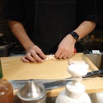 焼鳥唐揚ハイボール - その場で刺して焼き上げる