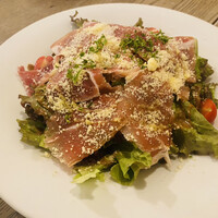 表参道 バッカス - 生ハムとパルミジャーノのサラダ