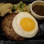 ステーキガスト - 目玉焼ハンバーグは、デミグラソースでいただきます