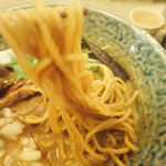 Izakaya Bottakuri - 麺はストレート太麺　カレーのスープもなかなか辛く、刻み玉ねぎは甘かったミャ