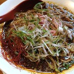 さんくるげ - 盛り上がってるネギなどをスープに浸す