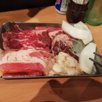 肉のまんぷく苑 - 定食のお肉。肉の種類？知らんよ んなモン。