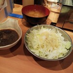 肉のまんぷく苑 - キャベツサラダ   味噌汁