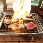 肉のまんぷく苑 - ♪アーチーチ アーチ  燃えてるんだろうか♪