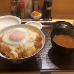 銀座 梅林 - カツ丼 1,150円（税込）、半熟玉子トッピング 130円（税込）