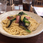 YUU PASTA - 日替わりランチ(960円)(ソーセージとほうれん草のバター風味お醤油味)の大盛り(220円)