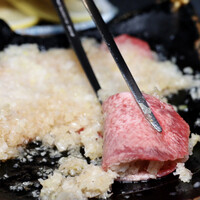 名古屋焼肉きらく - 白ネギをたっぷり挟んで