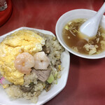 中華料理 菜来軒 - スープは昔の中華そば風。
      ラーメンも期待できそう。