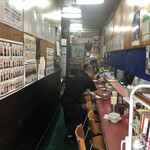 中華料理 菜来軒 - 入口から奥を望む