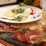 瀬戸内バル fuus。 - 生ハムやチーズ ワインとの相性ピッタリ。