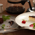 瀬戸内バル fuus。 - 濃厚バスクチーズケーキ。しっとりガトーショコラ、デザートも自家製！