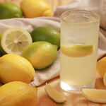 瀬戸内バル fuus。 - 生レモンサワー。瀬戸内レモンがしっかりと！