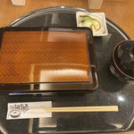 Unagi Takeda - 店内を観察すると…どうやらお重の色で
                        
                        お値段が変わっているようではありますが…
                        
                        