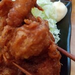 炭火焼鳥 おんどり - 鶏もも唐揚げ定食の鶏もも唐揚げアップ