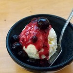 炭火焼鳥 おんどり - アイスクリームブルーベリーソース