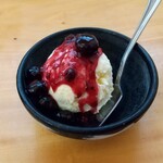 炭火焼鳥 おんどり - アイスクリームブルーベリーソース