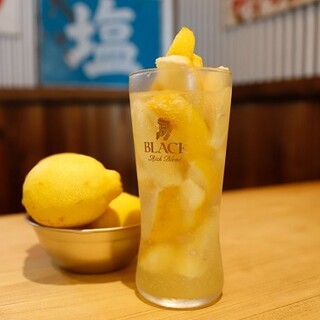 The frozen pulp is crunchy♪ Enjoy the “Kachiwari Lemon Sour”