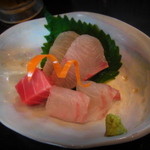 Ajisai Okamoto - ミニ刺し盛り（500円）。1切れ100円です。