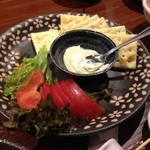 Hatagoya - 赤ワインに合うクラッカーとクリームチーズ